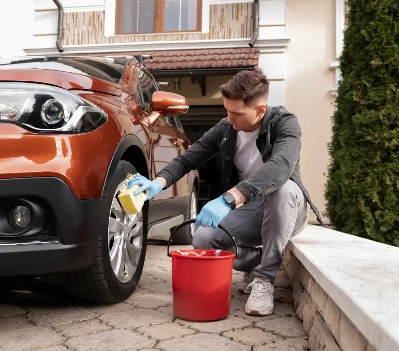 Lavage auto à domicile Saint-Martial-de-Valette : professionnel intervenant sur un véhicule